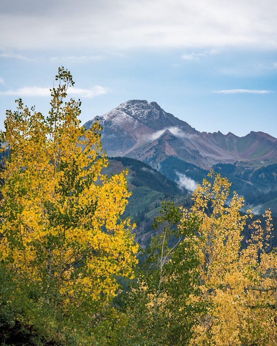 The first snow of the season dusted the high alpines this past weekend! Leave a ❄️ if you can't wait for winter in Aspen. 📸: <a href="/tamarasusaphoto/">Tamara Susa</a>