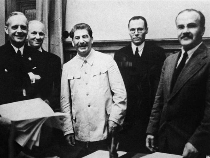 Na década de 1940, os estados bálticos (Estônia, Letônia e Lituânia) foram ocupados pela União Soviética graças a um acordo entre Hitler e Stálin conhecido como Pacto Molotov-Ribbentrop (Ian Kershaw, biógrafo de Hitler, conta que Stálin fez um brinde a Hitler após a assinatura).