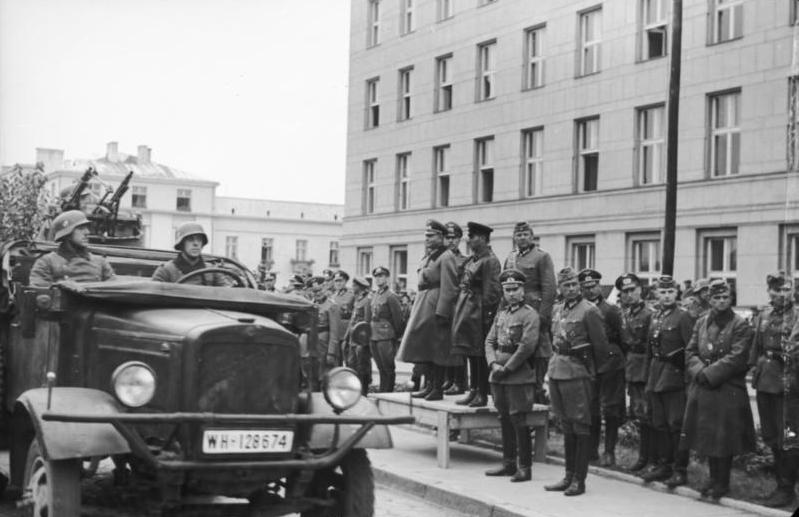 Exatos 30 dias depois, as tropas da Alemanha Nazista e da União Soviética organizaram um desfile militar, durante a invasão da Polônia, na cidade de Brest-Litovsk.Era o pontapé da maior guerra da história.