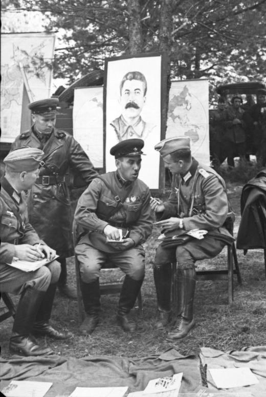 Exatos 30 dias depois, as tropas da Alemanha Nazista e da União Soviética organizaram um desfile militar, durante a invasão da Polônia, na cidade de Brest-Litovsk.Era o pontapé da maior guerra da história.