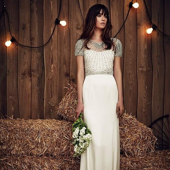 Gli abiti della stilista Jenny Packham sono tra i più richiesti nel nostro atelier! La classe e l'eleganza non passano mai di moda...
⤵️ Scegli il tuo abito da sposa bit.ly/2yrHXOp