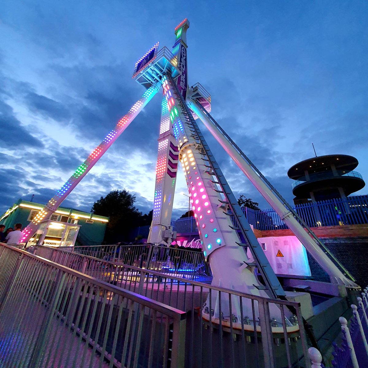 Is there any better sight than a theme park at night? 😍📸🤩
Show us some of your best snaps!