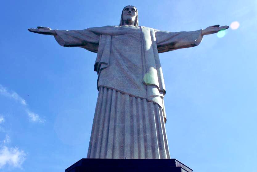 Georgio lui est réaliste est c’est bien qu’il n’est pas supérieur aux autres, d’ailleurs le « Christ Rédempteur » est donc la statue du Christ sur le Mont Corcovado, à Rio de Janeiro, que vous avez sûrement déjà vu :