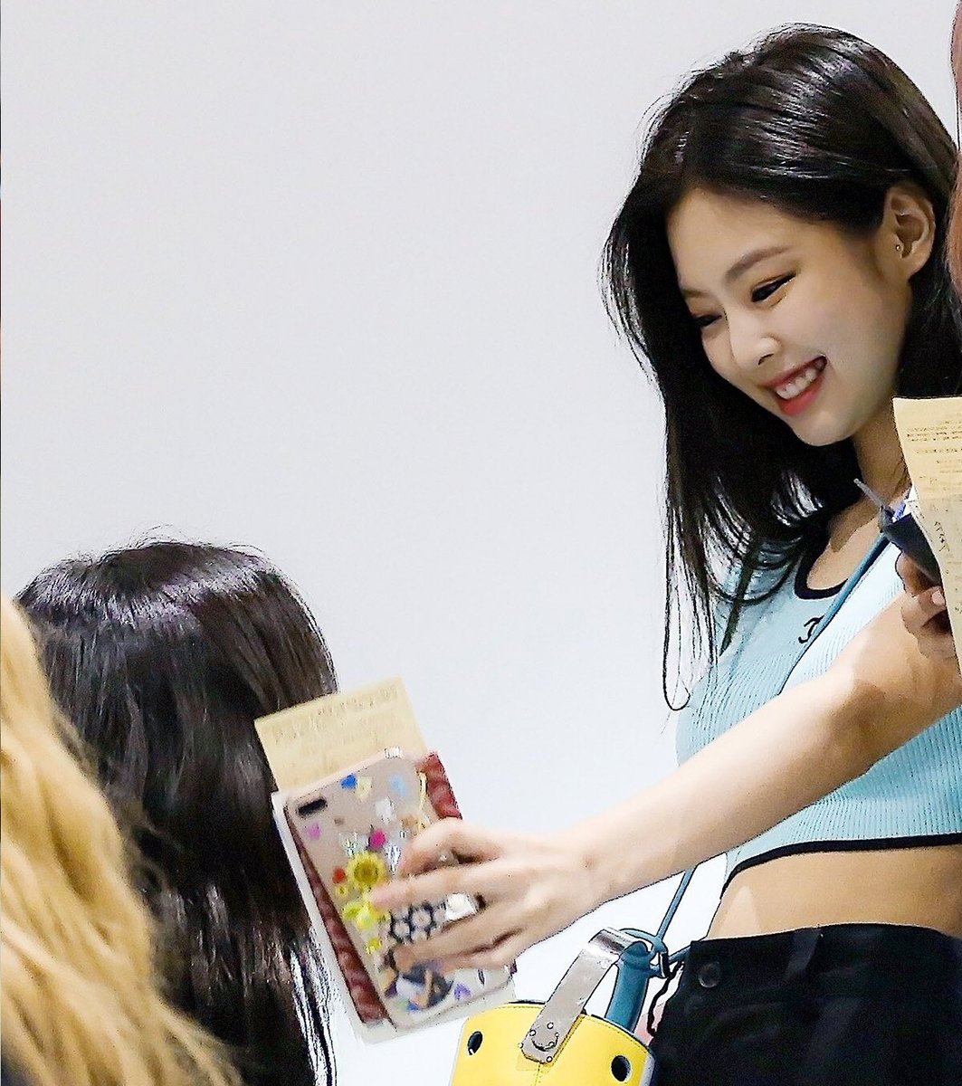 she always looks at her unnie with her loving eyes.