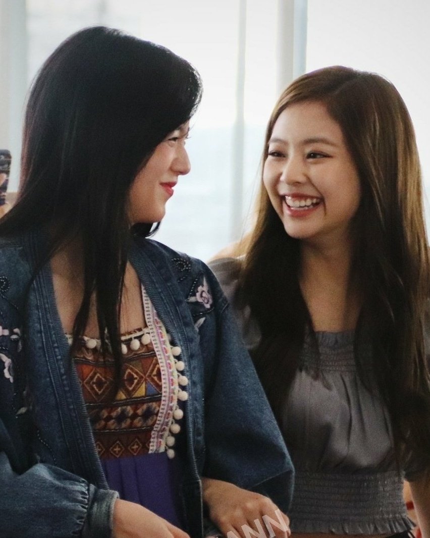 she always looks at her unnie with her loving eyes.