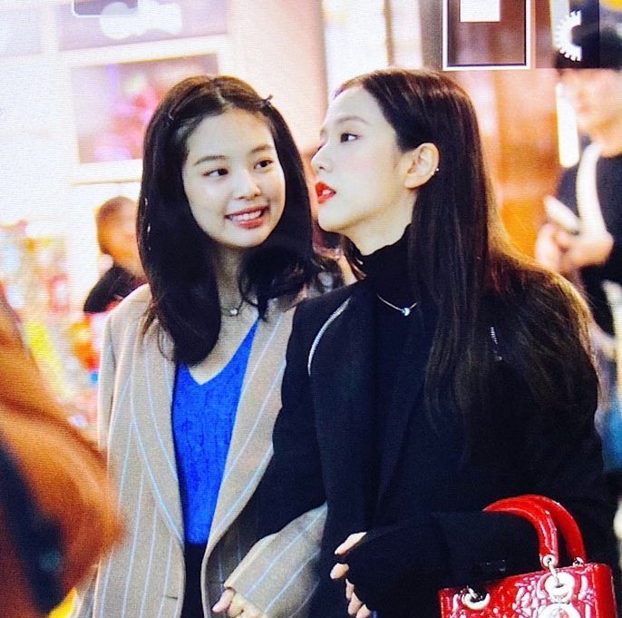 she always looks at her unnie with her loving eyes.