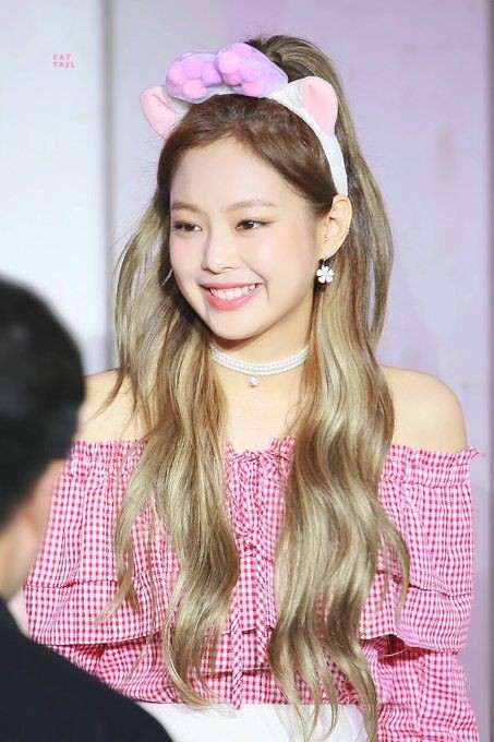 jennie is a person who is so loving that she can look at every single person with love and deserves to people to look at her in the same way. ♡