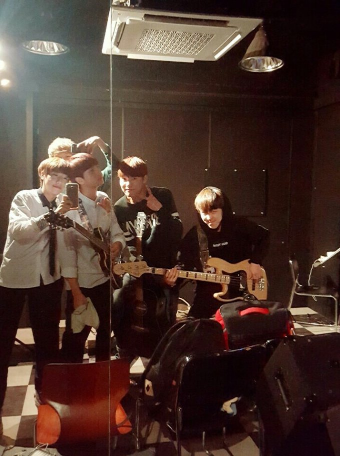 Their beginningsKanghyun, Harin and CyA were friends from the same music academy and recruited Dongmyeong, CyA’s friend + neighbor, as vocalistThey played as session band at a singing contest in 2015 that Yonghoon won - here they recruited him!Here's some early days pics: