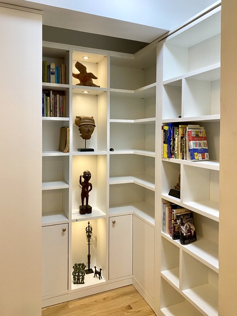 Closets's tweet image. A design solution to hide a separate entrance by our Senior Designer Grazyna Gargas for one of our recent customers on the Upper West Side in Manhattan, who combined two apartments into one. Made and Installed by transFORM in NY #MondayBlues #MondayMotivation #MCM #transformhome