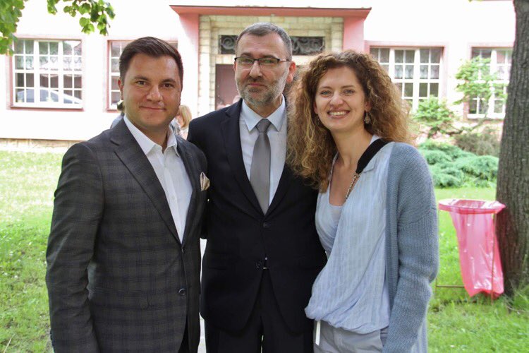 MichalBrodaKR's tweet image. Halo 3 LO! Dyro idzie na emeryturę! Kończy się pewna epoka! Dziękujemy Panie Dyrektorze za wychowanie w duchu 3 LO! To nie była szkoła to była przyjemność! Zdjęcie wspomnienie z 70 lecia liceum. @edoszewczak