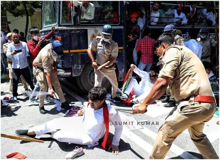 RMhGFhpR1vbsB3n's tweet image. आवाज़ उठ चुकी है अब दबेगी नहीं

जुल्मी कब तक जुल्म करेगा सत्ता के गलियारों में
चप्पा चप्पा गूंज उठेगा समाजवाद के नारों से .
जय अखिलेश जय समाजवाद