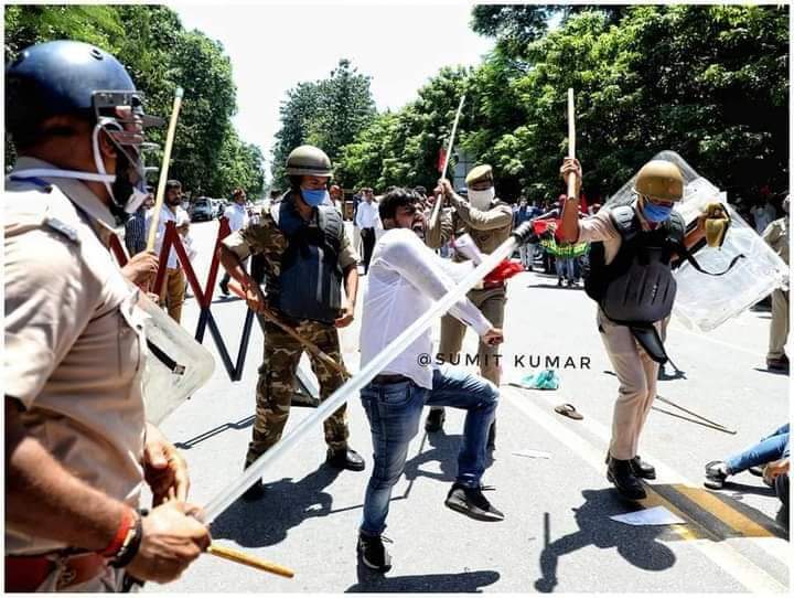 RMhGFhpR1vbsB3n's tweet image. आवाज़ उठ चुकी है अब दबेगी नहीं

जुल्मी कब तक जुल्म करेगा सत्ता के गलियारों में
चप्पा चप्पा गूंज उठेगा समाजवाद के नारों से .
जय अखिलेश जय समाजवाद