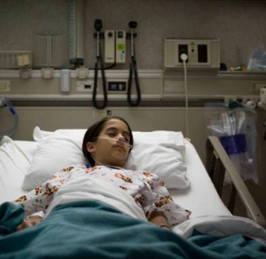 Больной пациент. Пациент лежит. Кома после 80 лет. Восстановление после комы. В больнице после операции.
