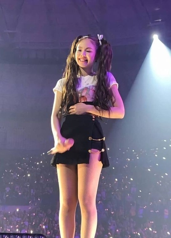 jennie is someone who just gives love to the world and she deserves to receive the very same in return. ♡