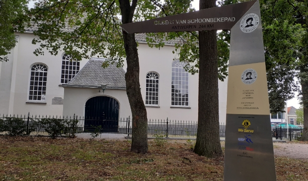 Wegwijzer Gilbert bij Oude Kerk van zijn sokkel  - rijnpost.nl/lees/1003711/t… rijnpost.nl/nieuws/nieuwsf…