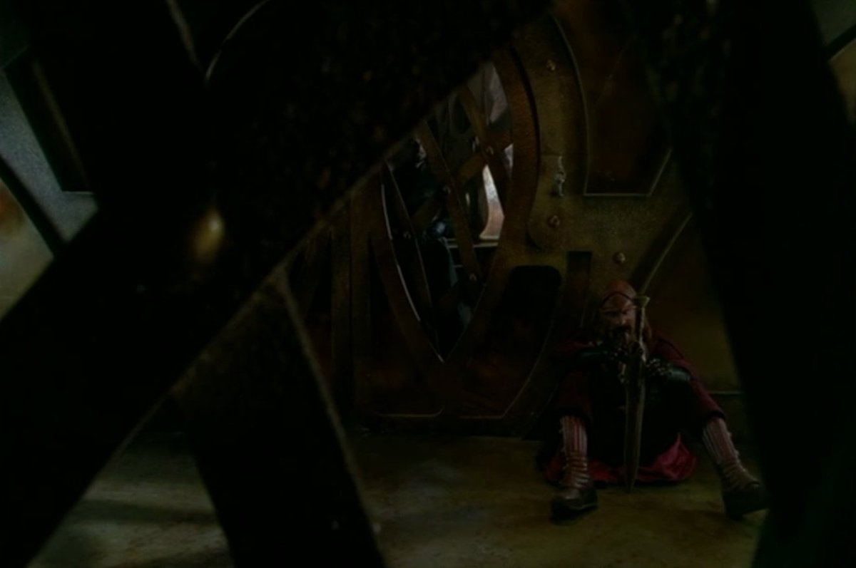 Such a quintessential Farscape shot. Scene half-obscured by something in the foreground; character sitting on the floor. Still love all this sitting-on-the-floor stuff. Strange, how such a small detail can make a show feel so unique.