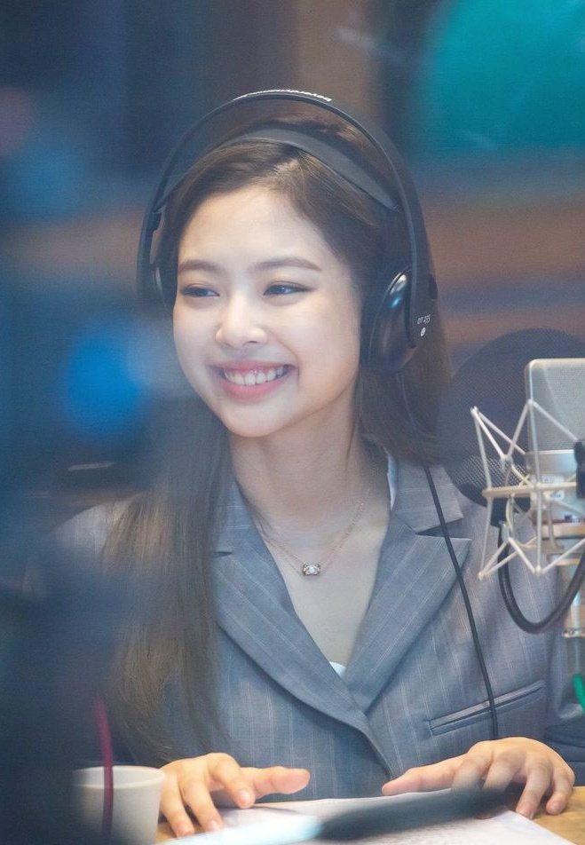 actually even if you& #39;re not a blink, take it easy, breath and let it go of all your anger. jennie it& #39;s already full of love and surround by love, so in the end this mean feeling just take you down because she remains a beautiful human being. ♡