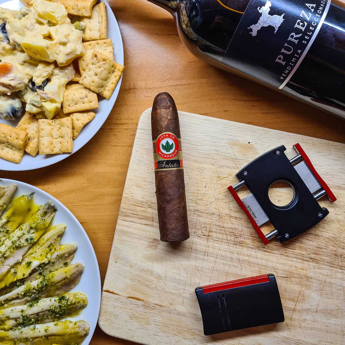 A celebrar la vuelta a la oficina. JOYA DE NICARAGUA Antaño 1970 Gran Cónsul acompañado de mi vino preferido de Madrid, Pureza Vendimia Seleccionada (Bodegas Cardeña).

 #clubmomentohumo #joyacigars #joyadenicaragua #joyadenicaraguaantaño1970 #stdupont #pureza #cigars #cigarlife