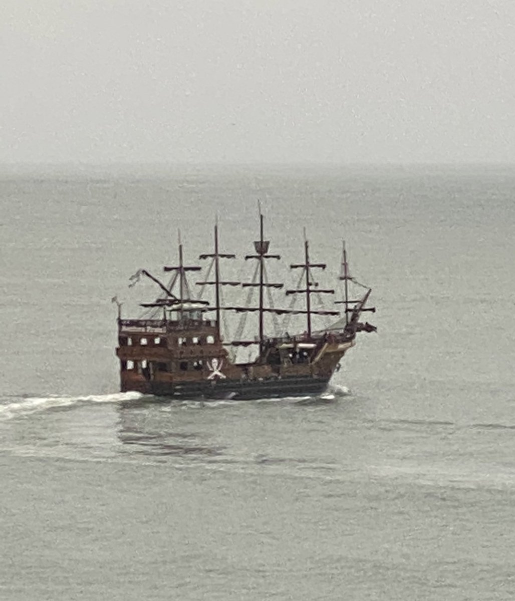 O legal de morar em Balneário Camboriú é que você está casualmente trabalhando e do nada passa um navio pirata no mar

é sério