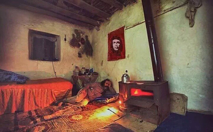 Şerefle bitirilmesi gereken en asil görev hayattır.
Bir lokma ekmek için şerefini çiğnetmeye;
Bir anlık eğlence için servetini tüketmeye,
Bir zamanlık mevki için el ayak öpmeye
Günlük menfaatler için onurunu terk etmeye değmez bu hayat..