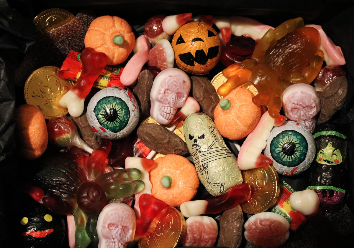 Halloween Treat Boxes 🎃☠️👻
These spooky boxes will be filled with Jelly Filled Skulls, Marshmallow Pumpkins, Teeth Fangs, Jelly Bones, Skull Chocolate Coins, Jelly Filled Brains &amp; much more.

These boxes are £10.00 each &amp; I will be able to deliver locally or post  #Halloween