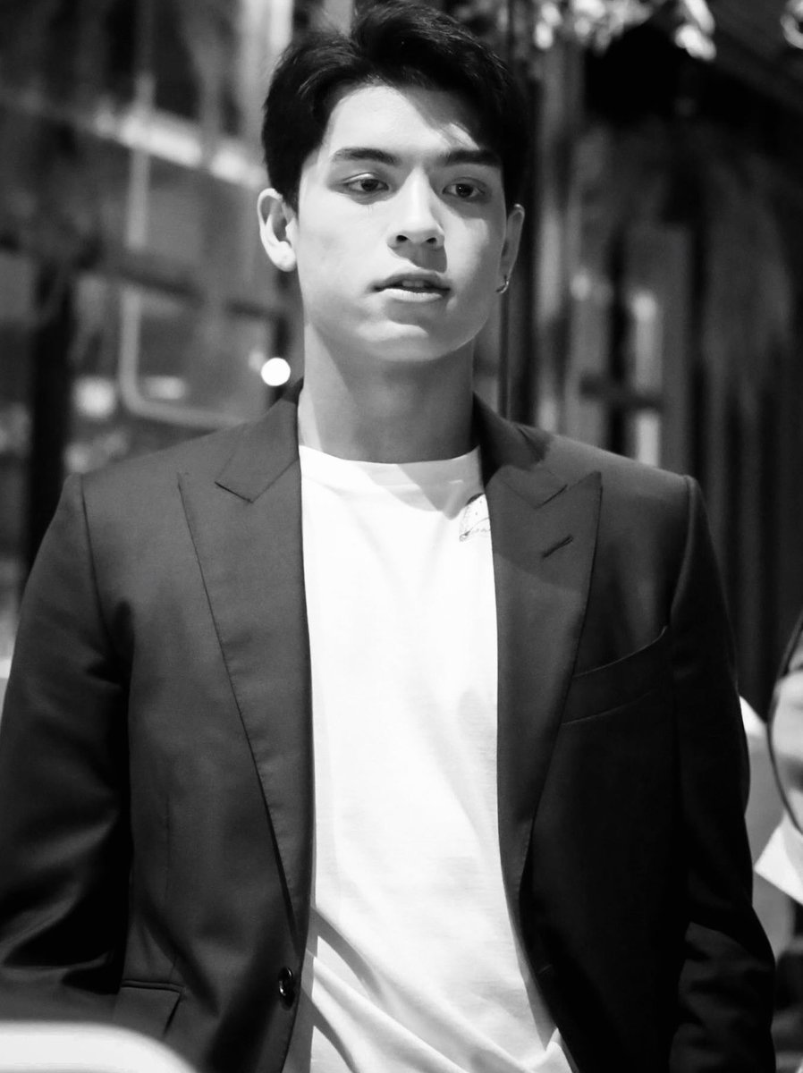 Brightwin AU

             - 𝐒𝐨𝐥𝐝 𝐟𝐨𝐫 𝐦𝐚𝐟𝐢𝐚 -

Joss seorang mafia yang membeli Win dari tempat pelelangan, namun bagaimana jika anaknya Bright juga tertarik untuk memiliki omega tersebut?