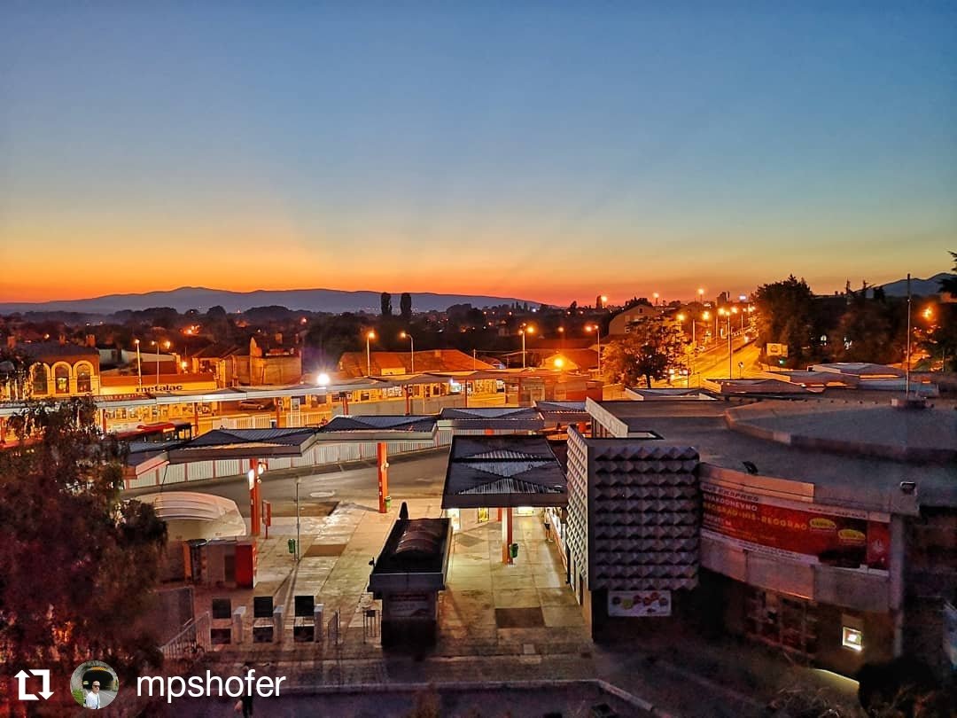 Glavna autobuska stanica u Nišu je mesto gde posetioci često po prvi put vide naš grad. U sumrak, nikad lepša. #srbija🇷🇸 
.
#wheretoserbia #nis #gradnis #zalazaksunca #sunset #sunsetmadness #sunsetshots #niš #srbijanadlanu