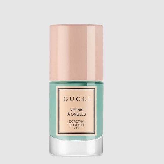 uno smalto rosa e uno azzurro ovviamente di gucci: