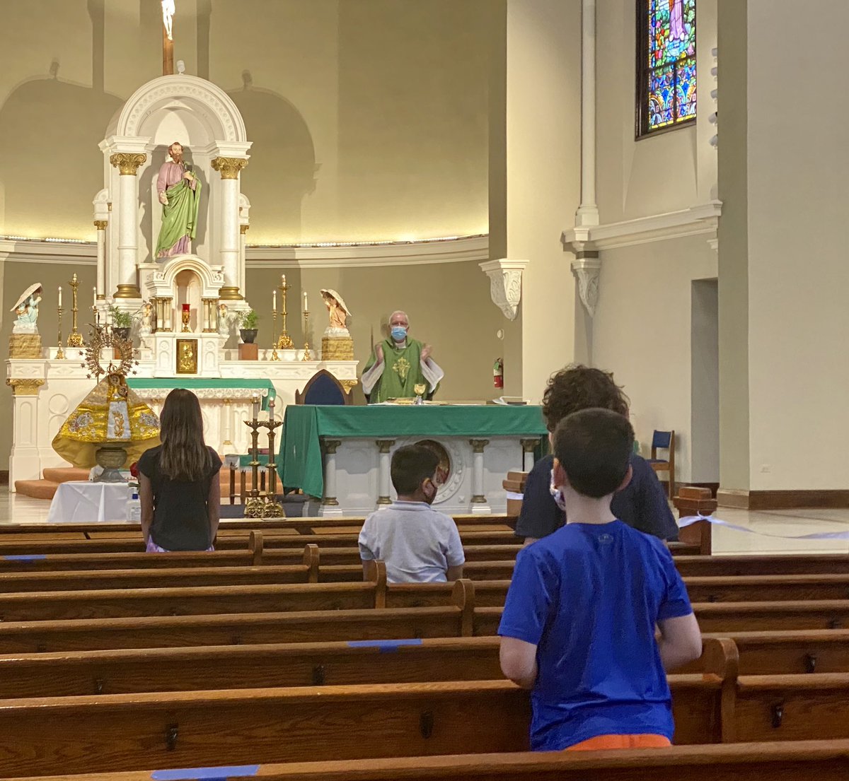 Today @SchoolMatthias 5th graders went to Mass. Rather than having an All-School Mass, classrooms will have the opportunity to attend Mass and pray with their classmates. 🙏🏻💒#archdioceseofchicago #bigshouldersfund