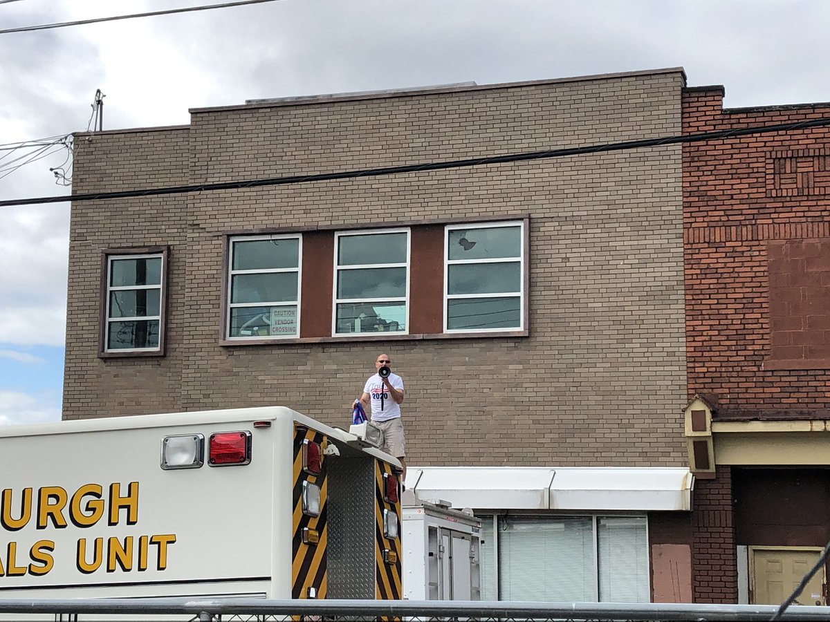 Johnny Verhovek On Twitter Biden Is Stopping To Deliver Pizza To Some Local Emts In Pittsburgh A Lone Trump Supporter Across The Street Is Yelling Through A Megaphone It S A Peace Protest