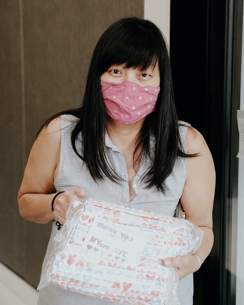 Sew4lives (@sew4lives) on Twitter photo Our volunteer April @haenamna with her mask donation. 💛⠀⠀⠀⠀⠀⠀⠀⠀⠀
⠀⠀⠀⠀⠀⠀⠀⠀⠀
Captured by <a href="/annewermiel/">Annie Wermiel</a>⠀⠀⠀⠀⠀⠀⠀⠀⠀⠀⠀
#sew4lives instagr.am/p/CEkP4_5hMLS/… Our volunteer April @haenamna with her mask donation. 💛⠀⠀⠀⠀⠀⠀⠀⠀⠀
⠀⠀⠀⠀⠀⠀⠀⠀⠀
Captured by <a href="/annewermiel/">Annie Wermiel</a>⠀⠀⠀⠀⠀⠀⠀⠀⠀⠀⠀
#sew4lives instagr.am/p/CEkP4_5hMLS/…