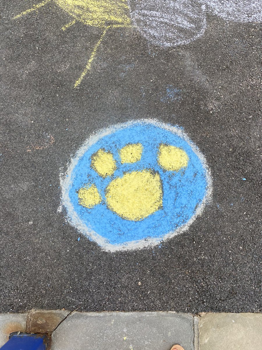 CorduckJenny's tweet photo. What an awesome way to start our day! “Welcome Back and We Appreciate You” were just some of the messages of care &amp; support greeting us when we arrived @ school! Thank you kiosk designer and the chalk artists. Now all we need are our kids! @BowmanLexPTA https://t.co/EzqAirE4na