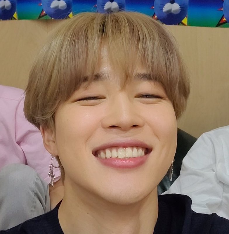 jaimebaekhyun's tweet photo. juste l’imaginer pleurer de joie et sourire ainsi me fait chaud au cœur il est vrmt la personne la plus précieuse qui puisse exister, svp faites qu’il soit heureux le restant de sa vie prsq il mérite tout le bonheur qui puisse être, i love him more than anything 
 #BTS1onHot100 https://t.co/erSfAynqoh