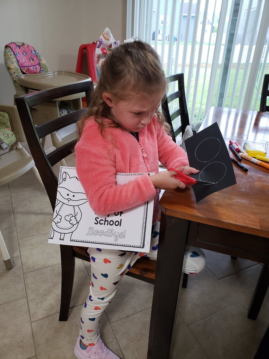 AmberSimm0ns's tweet photo. .@SCEKerley look at that determination! Elise is rocking her Dragon School Challenges. 🐲 #ScissorsChallenge✂️
@AmberSimm0ns @jtsimmons108 https://t.co/s4zVzDQrJ3