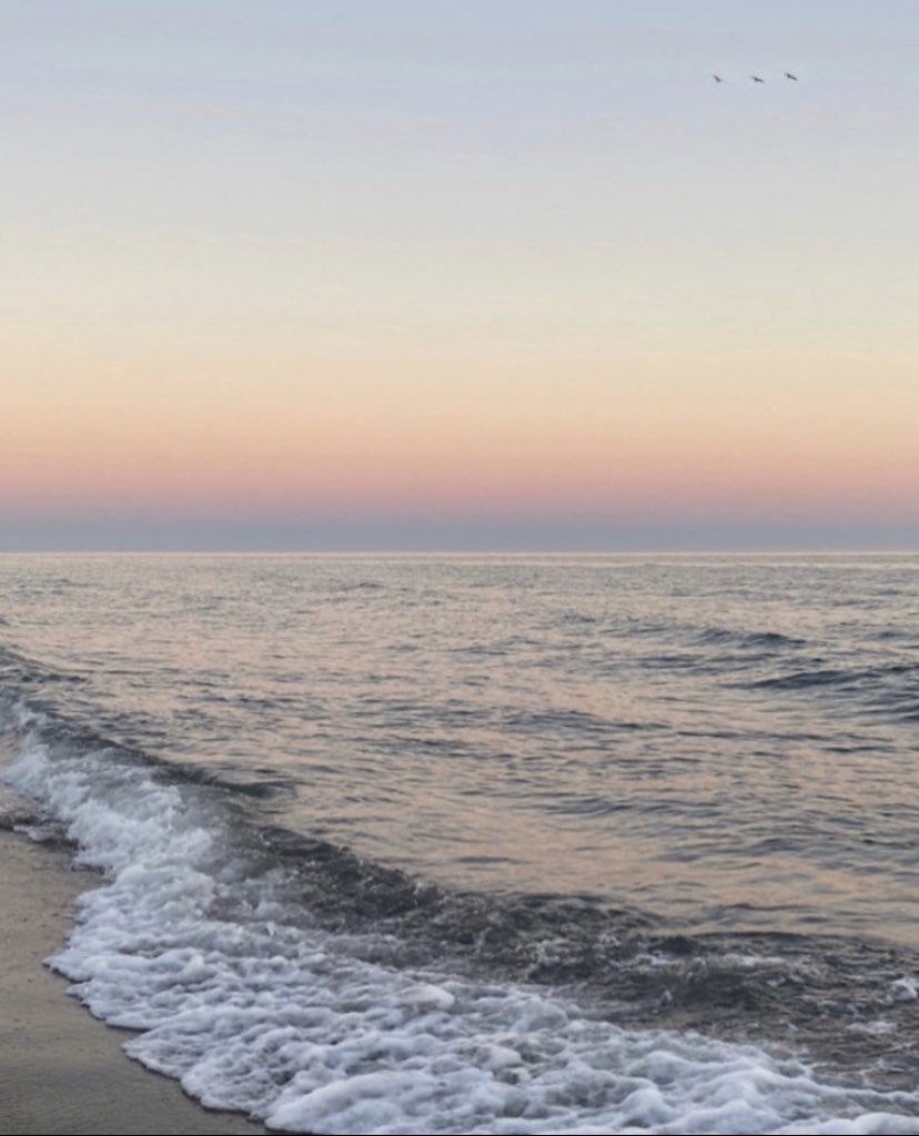 cristinalunabp's tweet photo. Los colores del horizonte, o el horizonte sin colores. 
No importa el lugar, sino los ojos que acompañan. Y por más que miro la foto, no veo mar, sino magia. (...) Apuesto por la magia de septiembre que está a punto de estallar. https://t.co/r0Hhl8RCa2