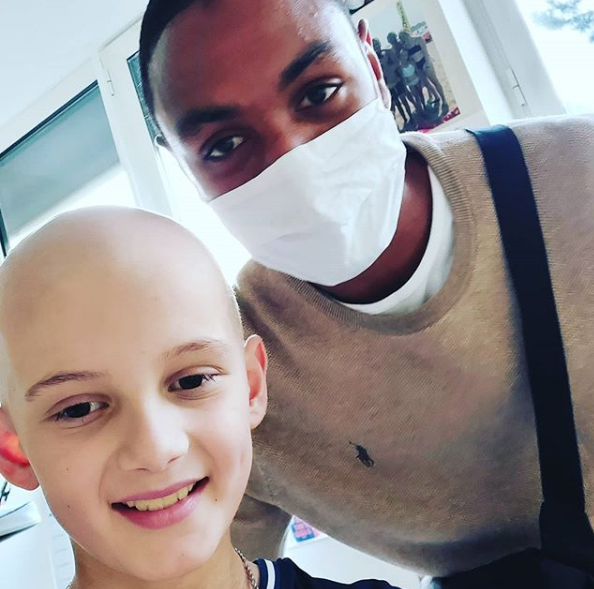 Paristeamfr's tweet image. Promesse tenue, le défenseur du PSG Abdou Diallo a rendu visite au petit Loïck à l'hôpital. Un beau geste. ❤️💙   #PSG @mczaidi
(insta Loick0303)