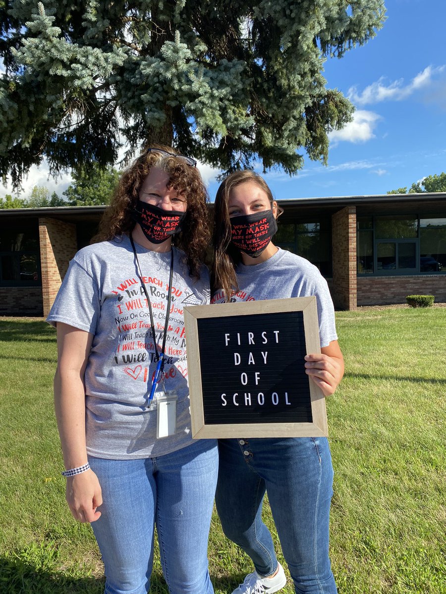 ZuratInTwo's tweet photo. Fourth first day of school as a teacher. Crazy times, but I have the best second grade team and coworkers to get through virtual learning🍎 #school #secondgrade #hillcrestelementary #firstdayofschool #virtuallearning #covidteaching #hillcrestelem #hillcresthuskies https://t.co/DatXdjIAzF