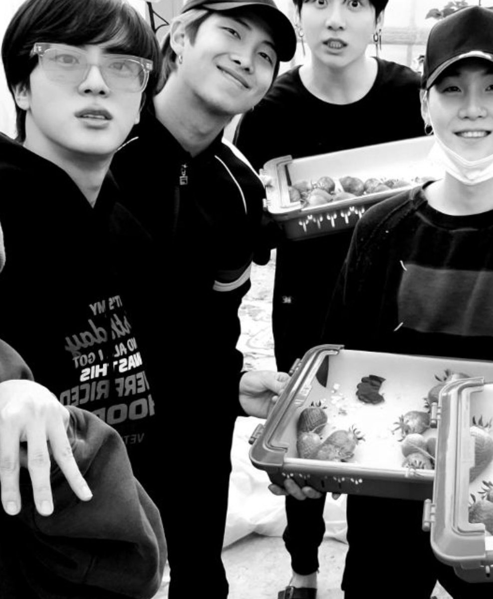I ALSO AM JUST NOW NOTICING YOUR HAND ON YOONGI’S BASKET, AS IF TO SAY, “YOONGI DID PICK THESE BUT WE ARE A FAMILY SO THEY ALSO BELONG TO ME” . U HAVE CLAIMED THE STRAWBERRIES IN THE NAME OF LOVE. WITH ONE GENTLE BUT ASSERTIVE STROKE OF YOUR HAND, U BECAME THE STRAWBERRY KING