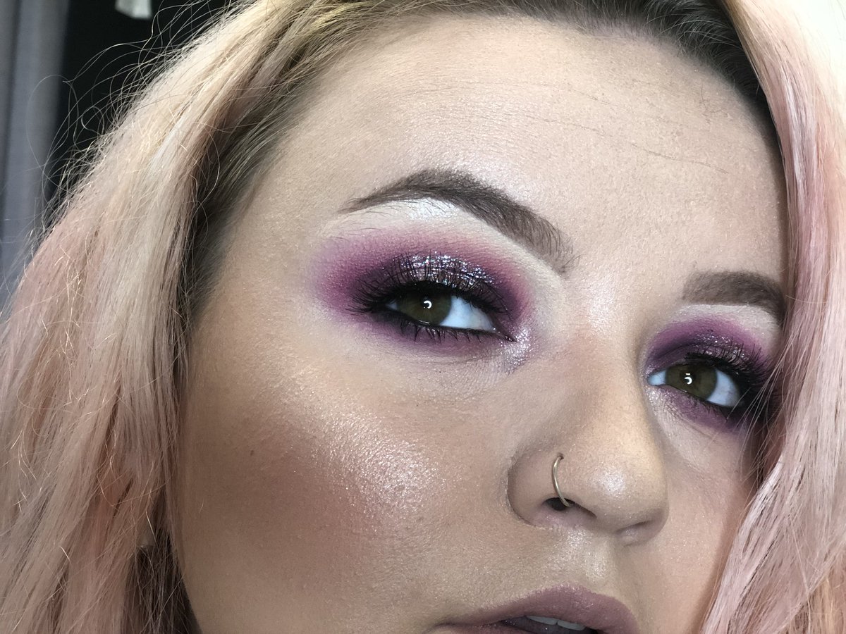 MuaMomma's tweet photo. These new @elfcosmetics liquid glitters don’t need a filter 
Wearing disco queen in the center of my lid ✨ https://t.co/F22nxtH6Yi