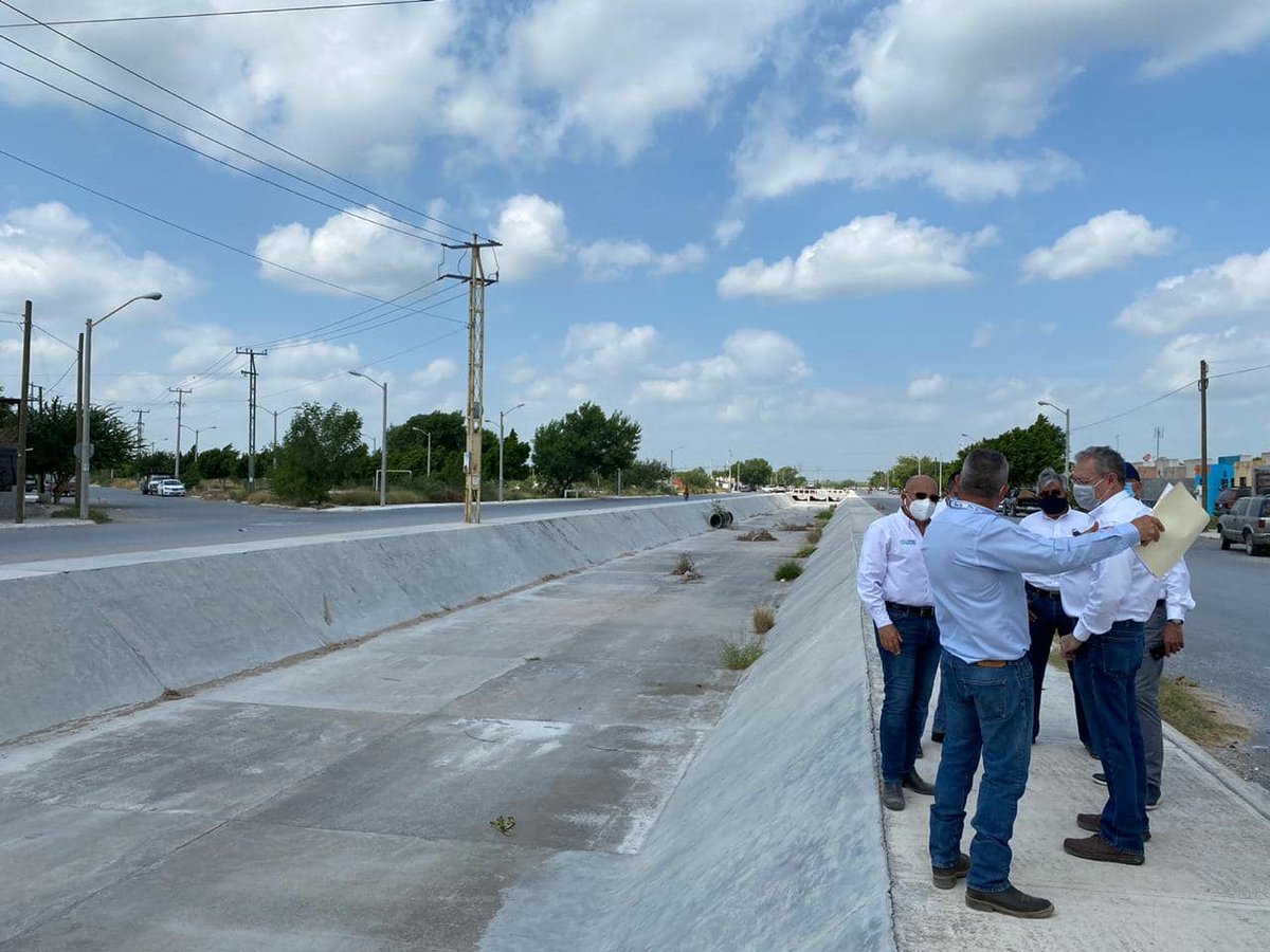 Recorrimos el Fracc. Nuevo Mexico en #Reynosa evaluando alternativas que solucionen los problemas de inundaciones en el sector. #Tamaulipas #SomosTAM