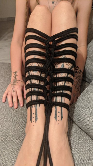 Mermaid leg self tie 🖤 https://t.co/HhYJ7pwzN4