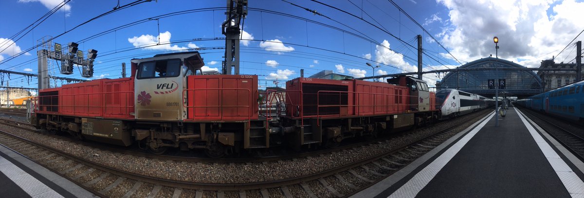 flo_trainss's tweet image. #TGV8538 Cet aprèm, les rames (initiales) du 8538 HS ont été tractées par 2 locomotives de #VFLI qui a assuré le secours.
Les voici en gare de Bordeaux St Jean avant de retourner aux garages pour maintenance. #SNCF