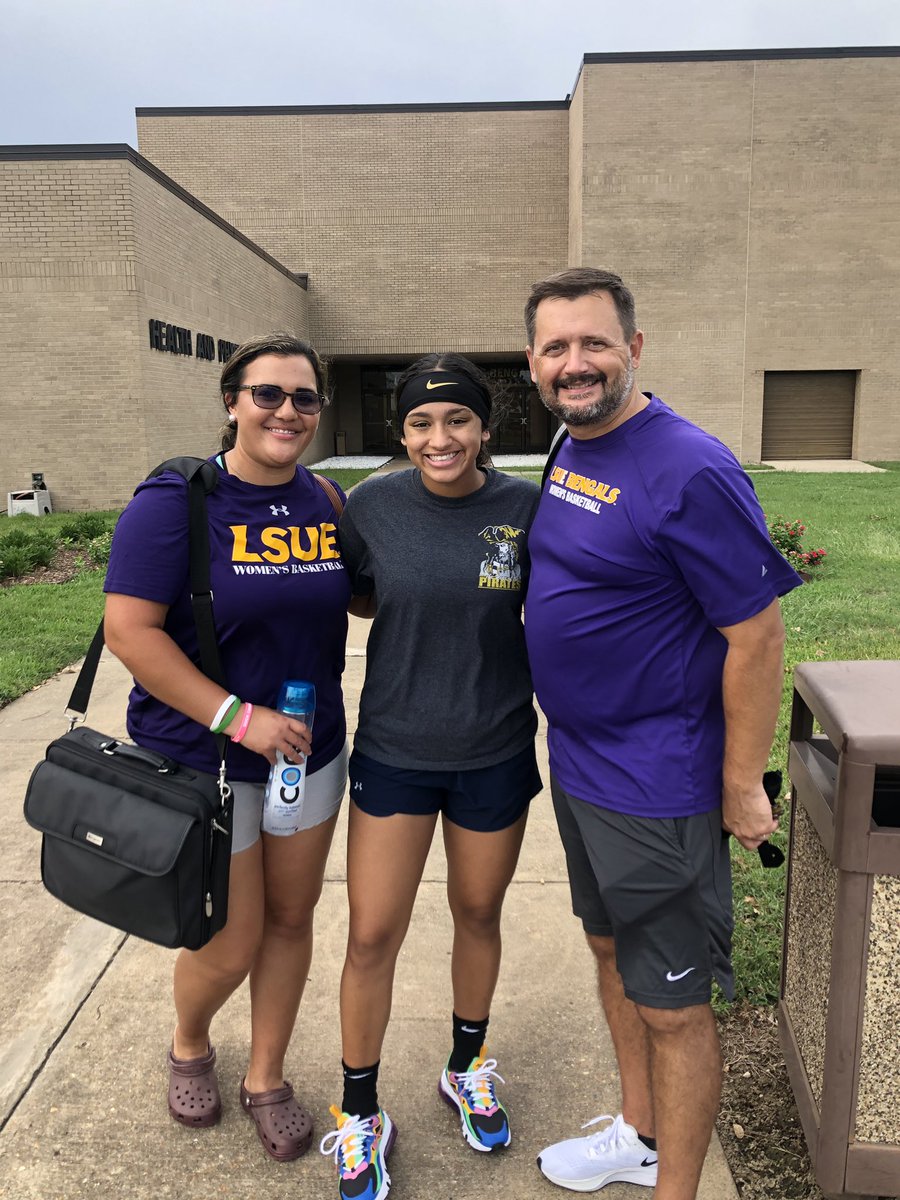 AlyiaBroussard's tweet photo. thanks for a great visit!! 💜💛@CoachJGonzales @LSUEBengalsWBB https://t.co/JgcceCZ0Zo