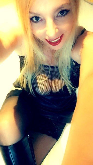 Fishnet and black leather boots tonight xx 😘 https://t.co/txH2bM4U6U<a href="/tag/stockings"class="tags"><span>#stockings</span></a><a href="/tag/nylons"class="tags"><span>#nylons</span></a><a href="/tag/cubanheels"class="tags"><span>#cubanheels</span></a><a href="/tag/summerlegs"class="tags"><span>#summerlegs</span></a>