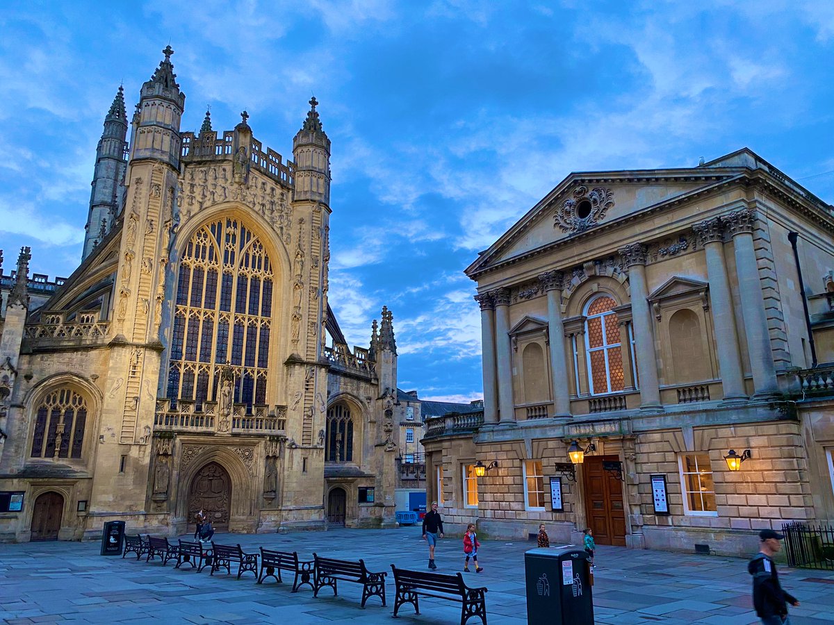 I had never been in Bath before.I think it’s the “Florence” of EnglandAccording to the legend, Bath was founded by King Bladud, father of Leir of Britain (then Shakespeare’s King Lear), who recovered from leprosy “after immersing in local muddy swamps”Then came Roman Baths.