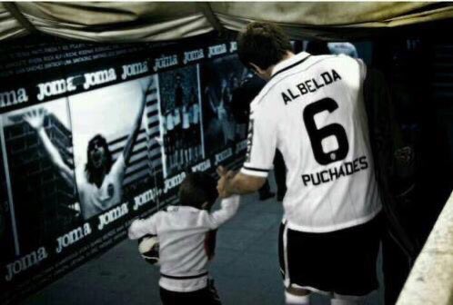 REKENAMUNT6's tweet photo. Feliz cumpleaños @dalbelda
Tengas un día maravilloso al lado de tus seres más queridos
#idolo #eternoCapitan #eterno6 #eternoIdolo
#felices43
#DePadresAHijos
#LeyendaValencianista
Gracias por dar tanto al @valenciacf
🥂🍾🎈🎈🧡🧡🧡🧡🎁🦇 https://t.co/NxZKDrGjmr