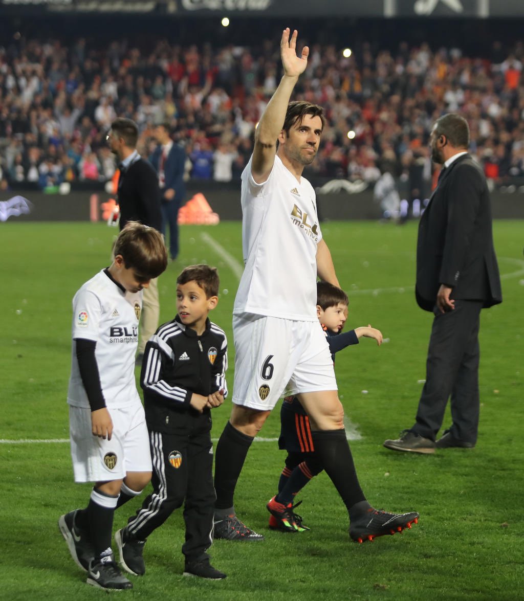 REKENAMUNT6's tweet photo. Feliz cumpleaños @dalbelda
Tengas un día maravilloso al lado de tus seres más queridos
#idolo #eternoCapitan #eterno6 #eternoIdolo
#felices43
#DePadresAHijos
#LeyendaValencianista
Gracias por dar tanto al @valenciacf
🥂🍾🎈🎈🧡🧡🧡🧡🎁🦇 https://t.co/NxZKDrGjmr