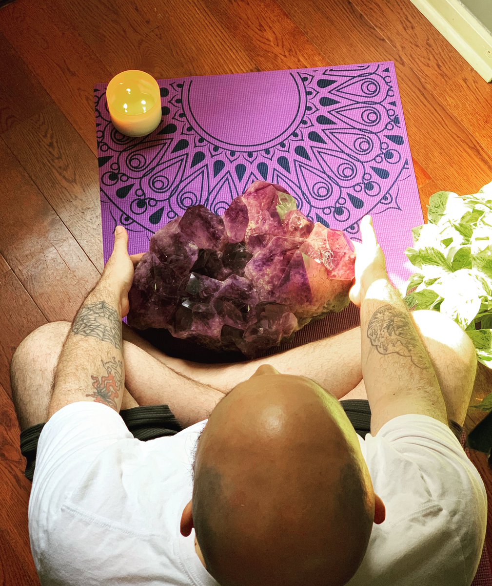 🕉🙏🏼 quieting the mind...🙏🏼 #meditate #faerie #crystals #baldmen #quiettime #relax