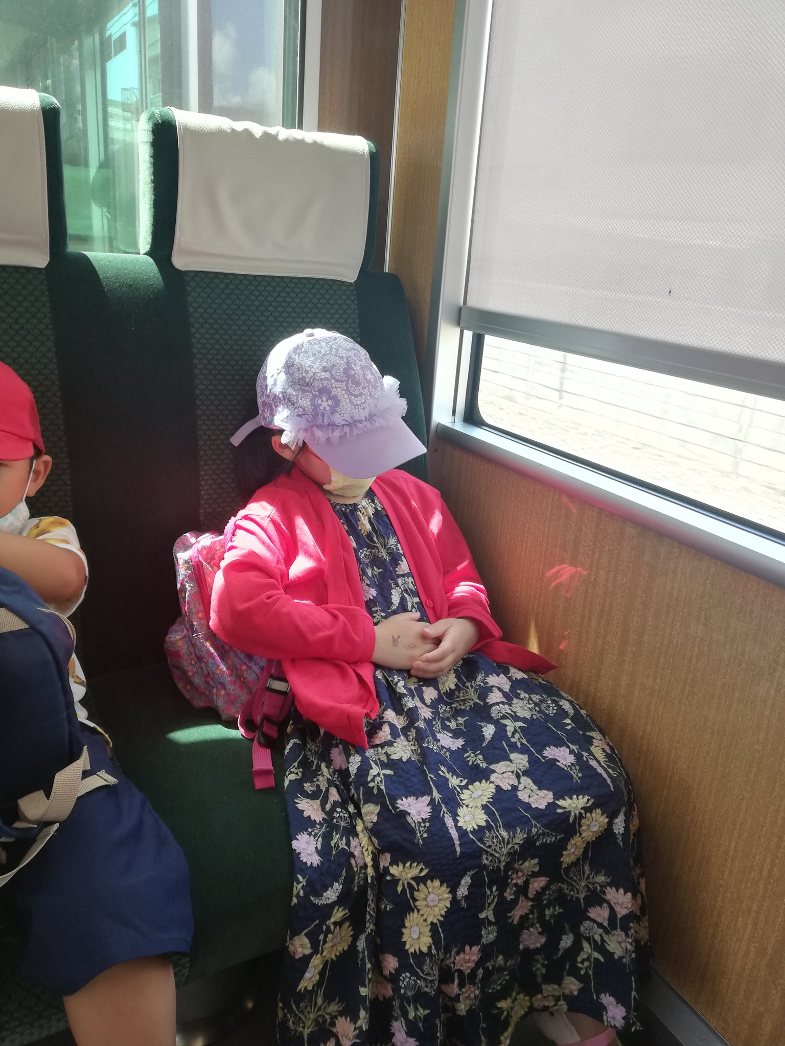 佐久間春夢 さくまはるむ 子供たちと電車に乗ったのですが 娘の女優感半端なかったです 女優感 小学1年生 帽子で顔隠して寝る 真夏でも電車とか寒いからカーディガン 佐久間春夢 T Co Bufmeaomeo Twitter