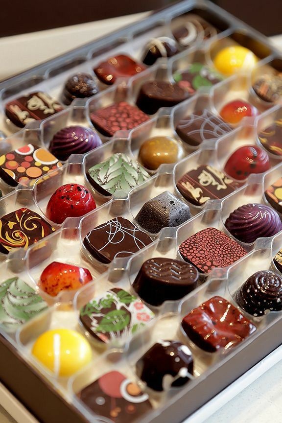 Самые вкусные конфеты. Антреме Королевская малина. Шоколадные конфеты. Красивые конфеты. Вкусные конфеты.